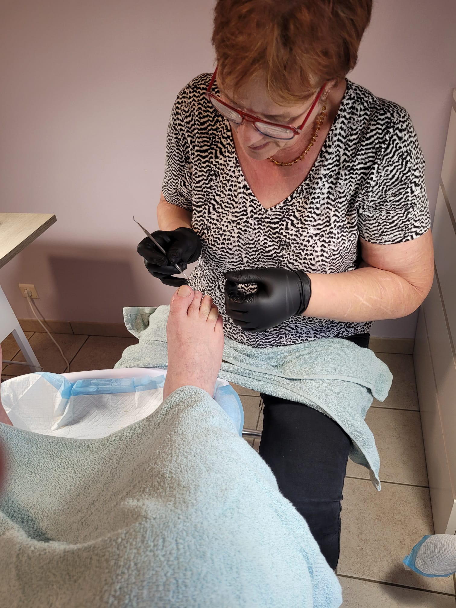 Marleen verzorgt de voeten van een klant bij Pedi-Cura
